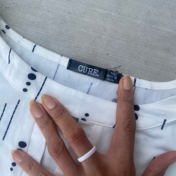 White & Black Short Sleeve Top 🤍 - Picture 10 of 11